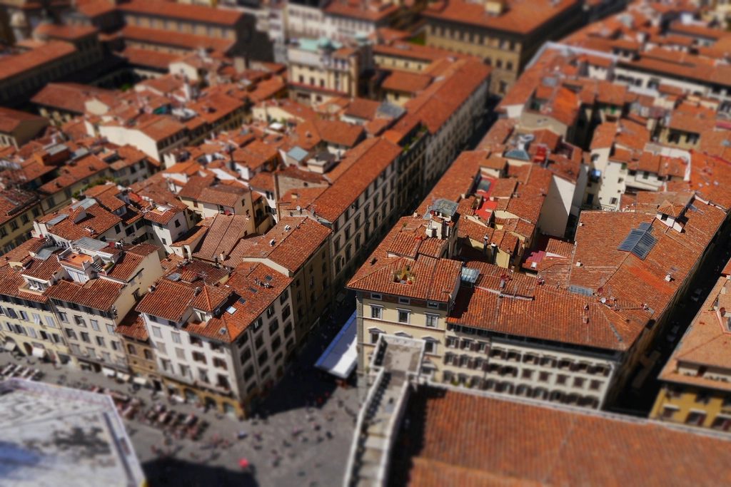 Vue aérienne de toitures en tuiles d'un centre ancien, prise par drone