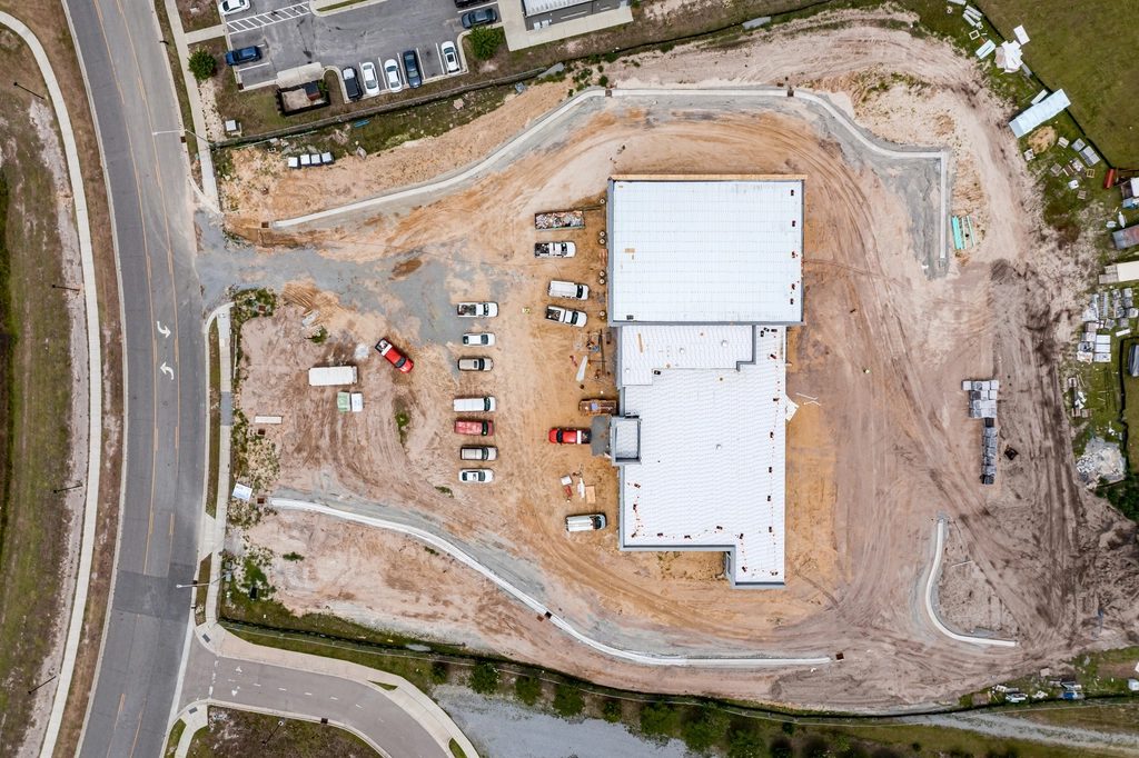 Orthophotographie verticale d'un chantier de construction vu par drone&nbsp;: bâti, terrassements et voiries