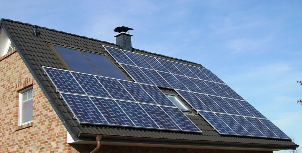 Panneaux photovoltaïques installés sur une toiture résidentielle en pente
